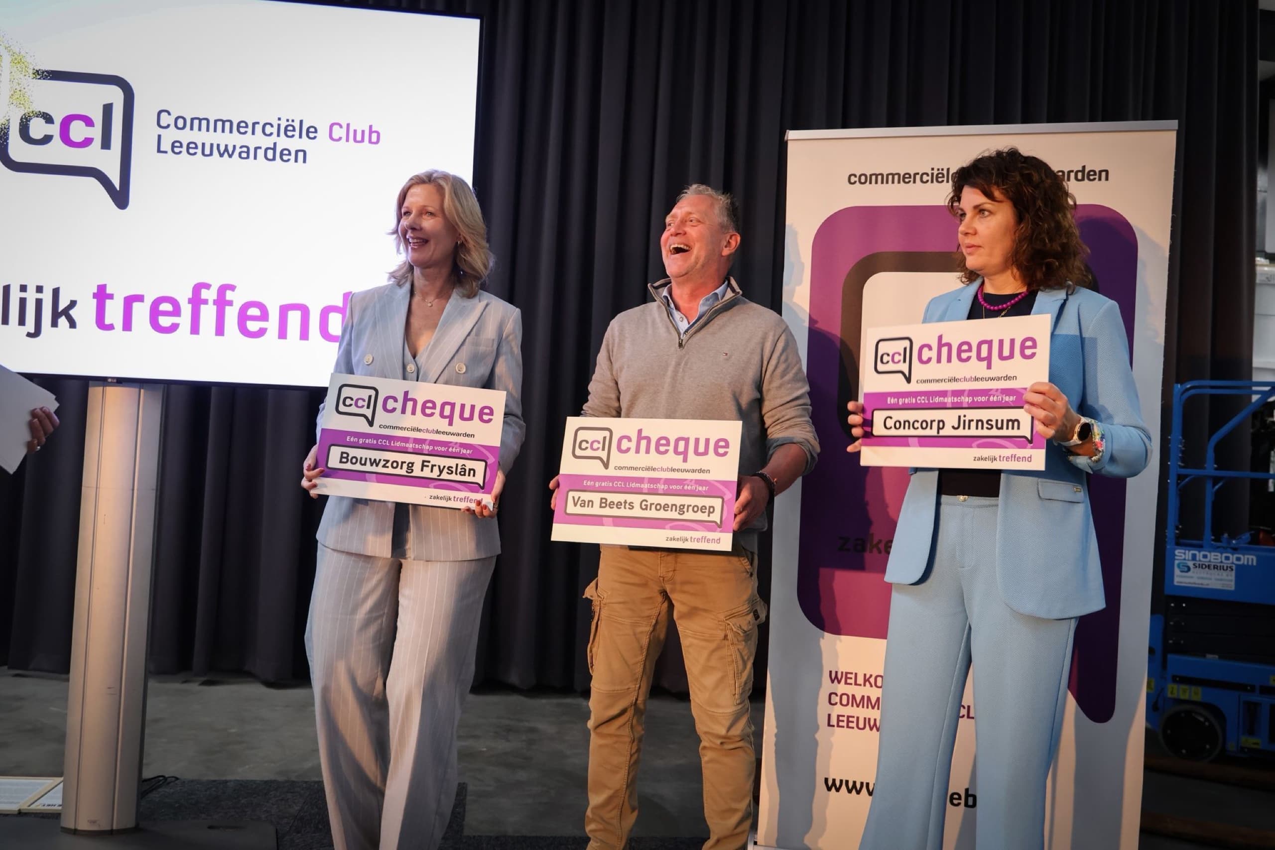 De drie finalisten op het podium met hun cheque: Bouwzorg Fryslân, Meine van Beets namens Van Beets Groengroep en Autodrop (Concorp Jirnsum)