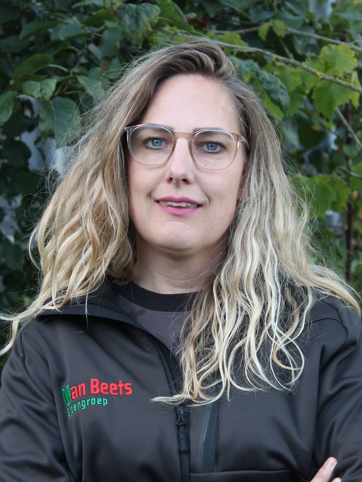 Merel Dijkstra, HR en kwaliteit bij Van Beets, buiten voor het groen