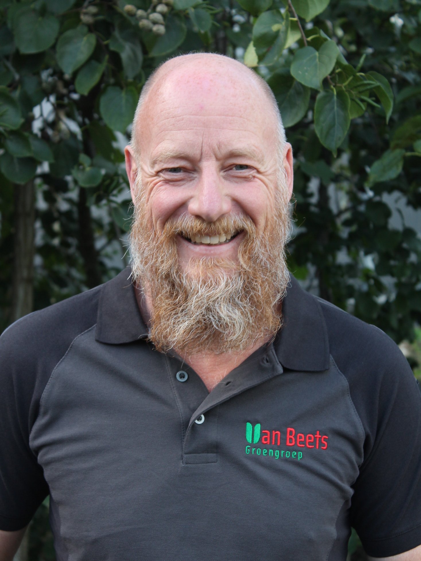 Pepijn Hofstede, coördinator van Stichting Van Beets, buiten voor het groen