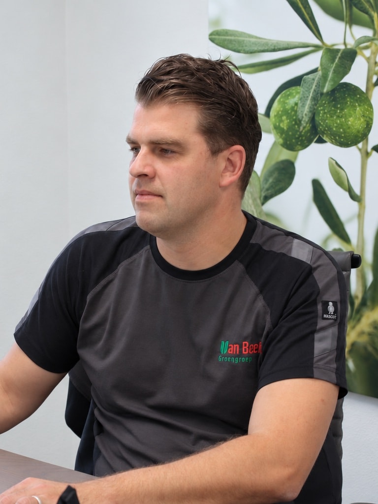 Arie Aalberts, uitvoerder bij Van Beets, achter zijn bureau