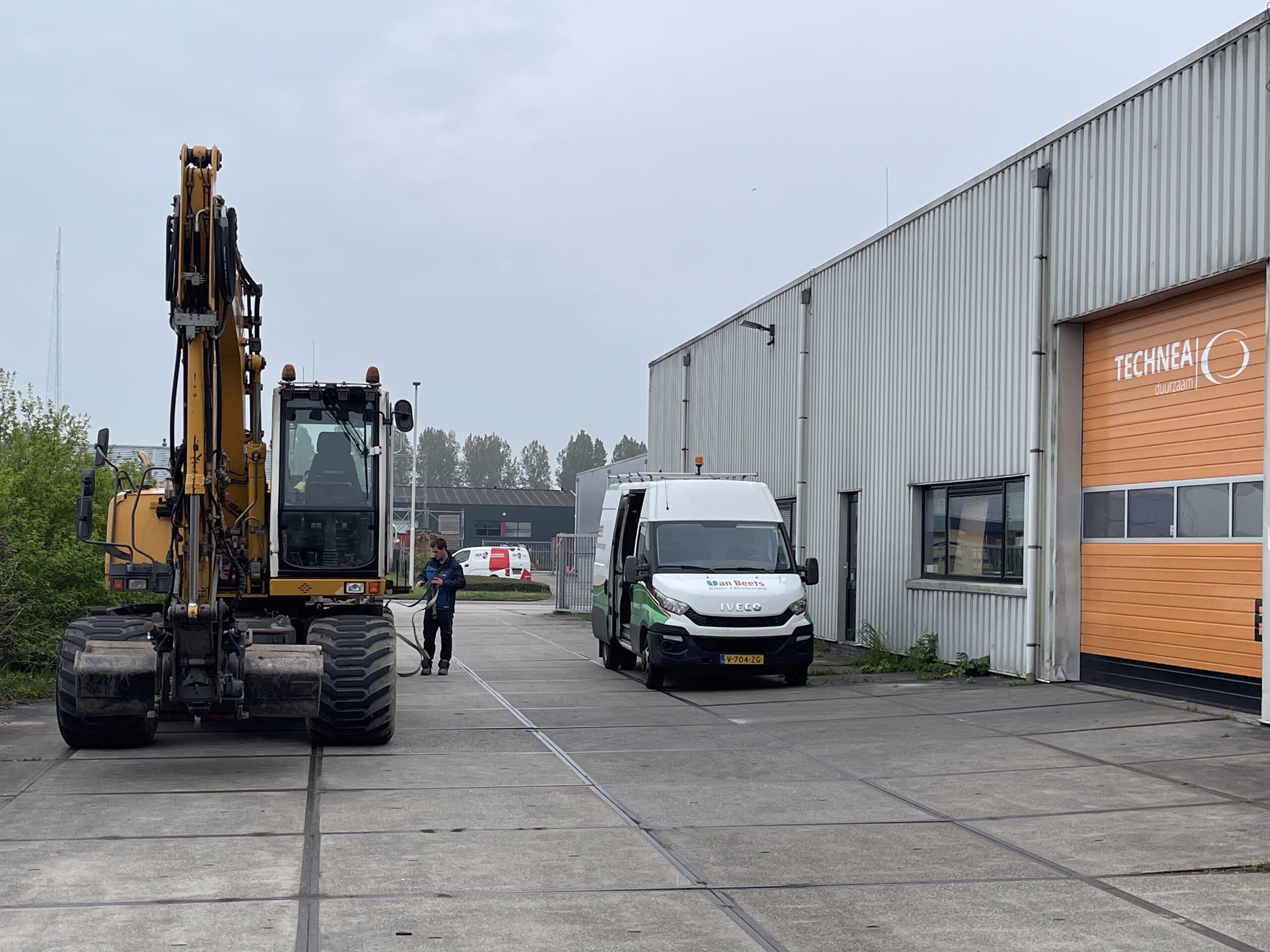 Materieel en materiaal verzamelen zich op het terrein op de eerste werkdag