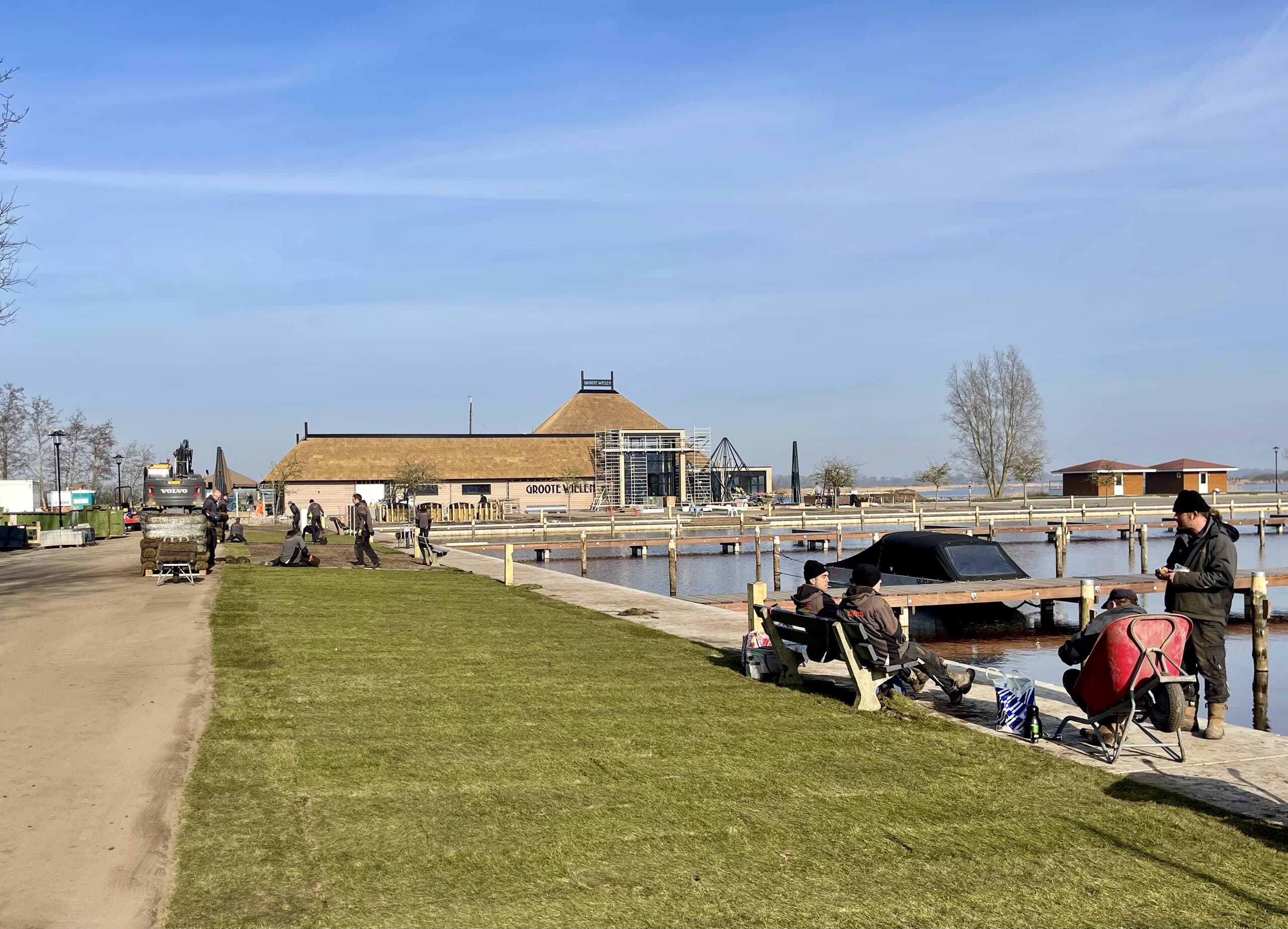 Overzicht van het werk: verse graszoden tussen de toegangsweg en de aanlegsteigers