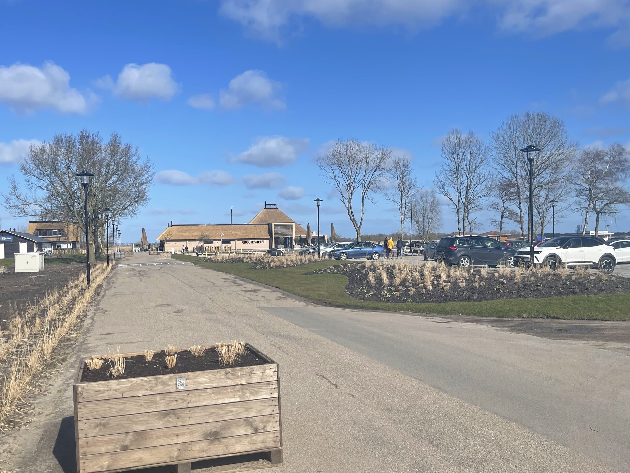 De toegangsweg naar het paviljoen, met nieuwe borders en een houten plantenbak langs de rand