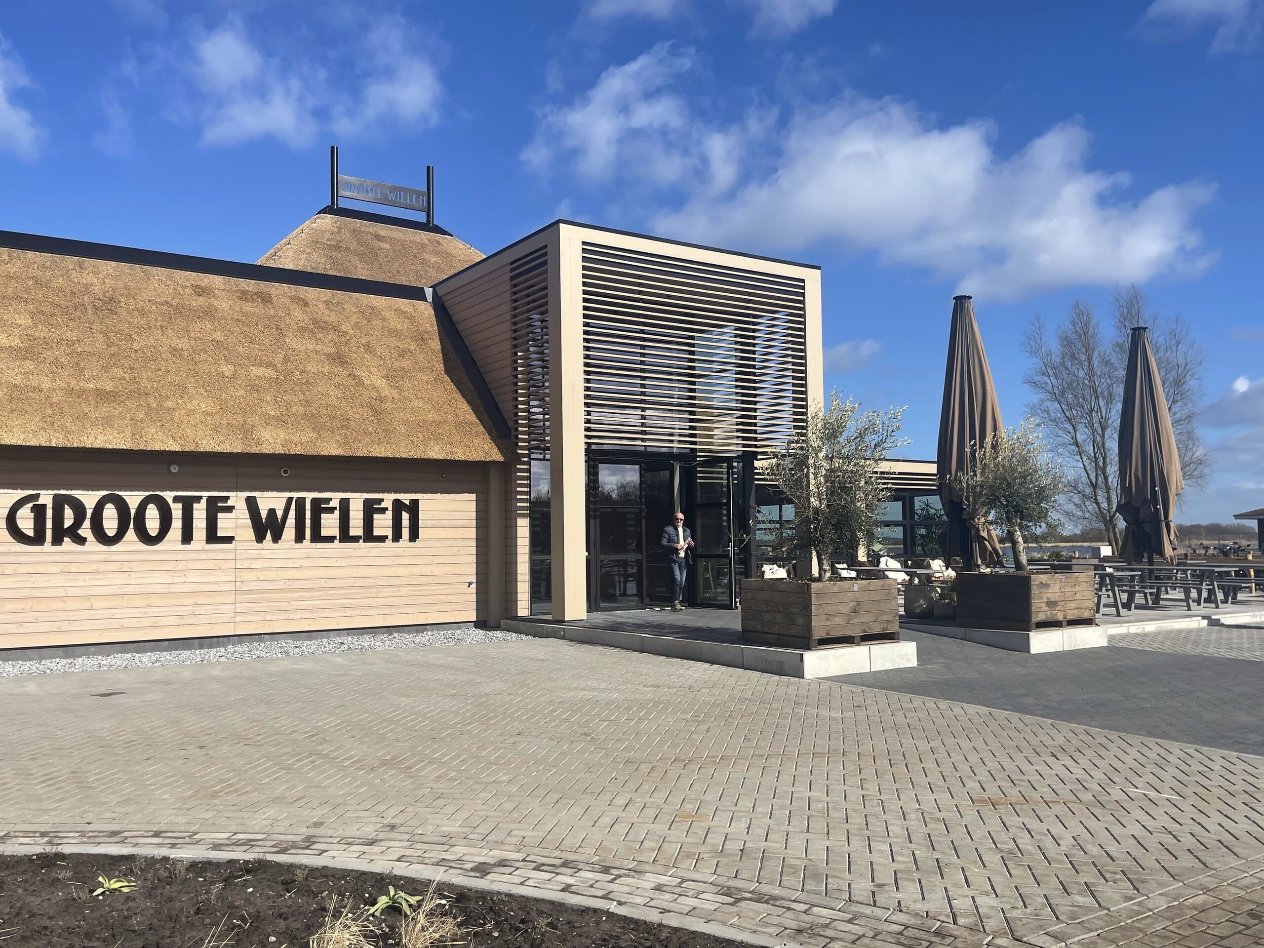 De entree van het paviljoen met nieuwe bestrating en plantvakken ernaast
